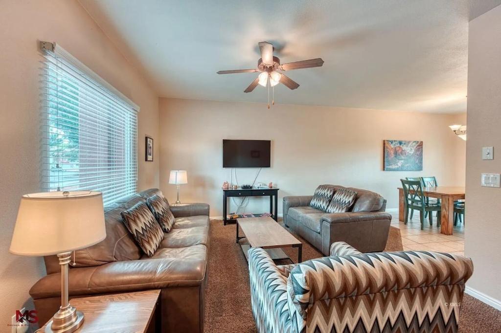 3Br / 2Ba Townhome With Pool, Patio, Wifi, Washer/Dryer คาแนบ ภายนอก รูปภาพ